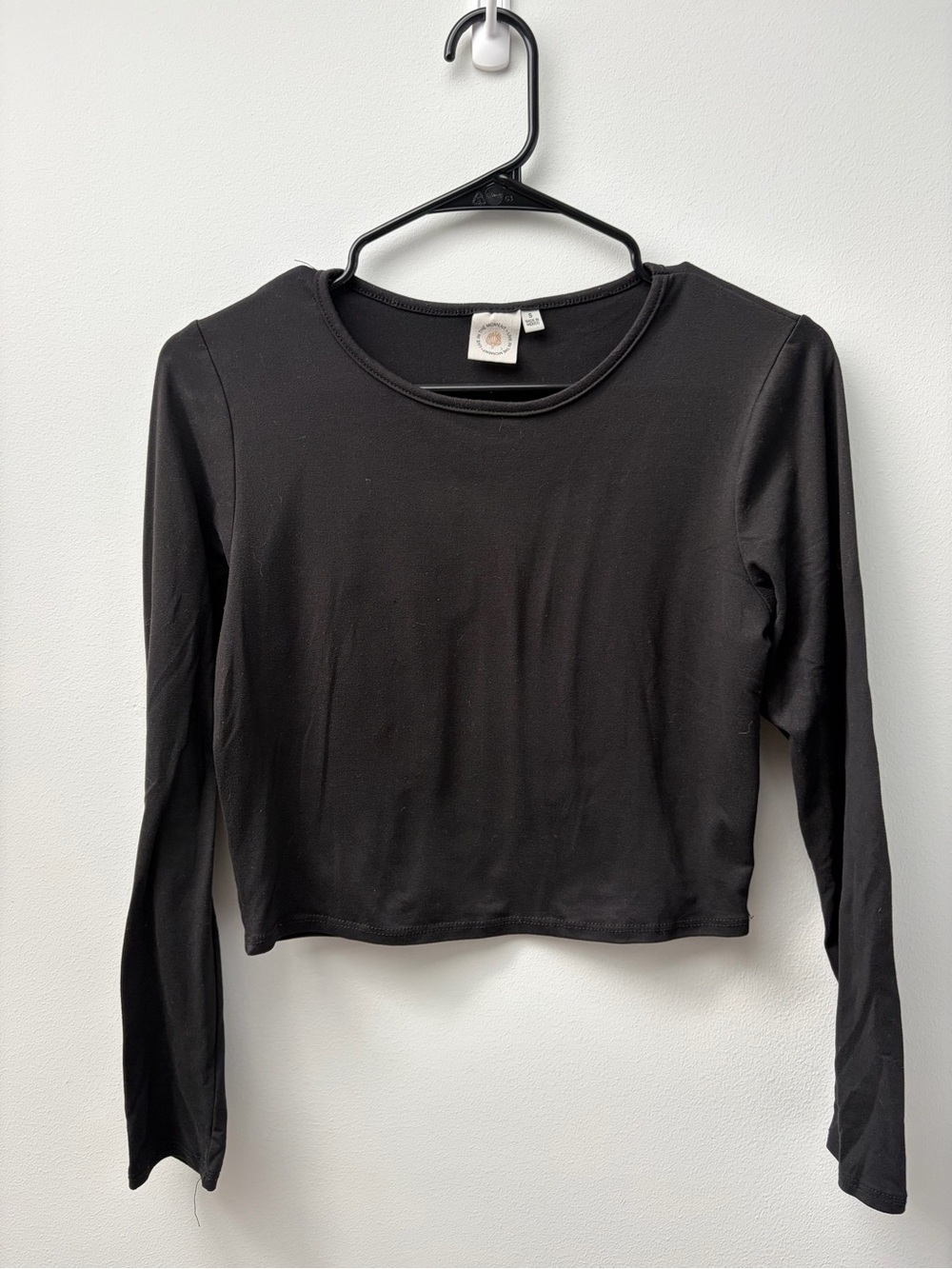 Black Long-Sleeve Cropped Top